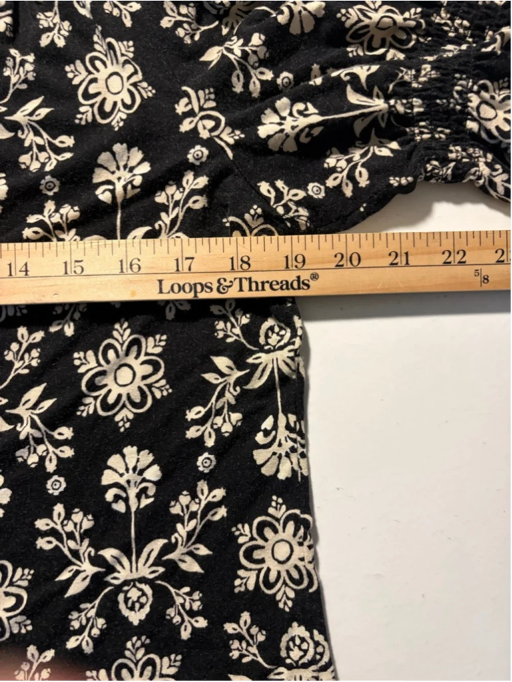 Women's Croft & Barrow Short Sleeve Tee M Black Beige Floral 238